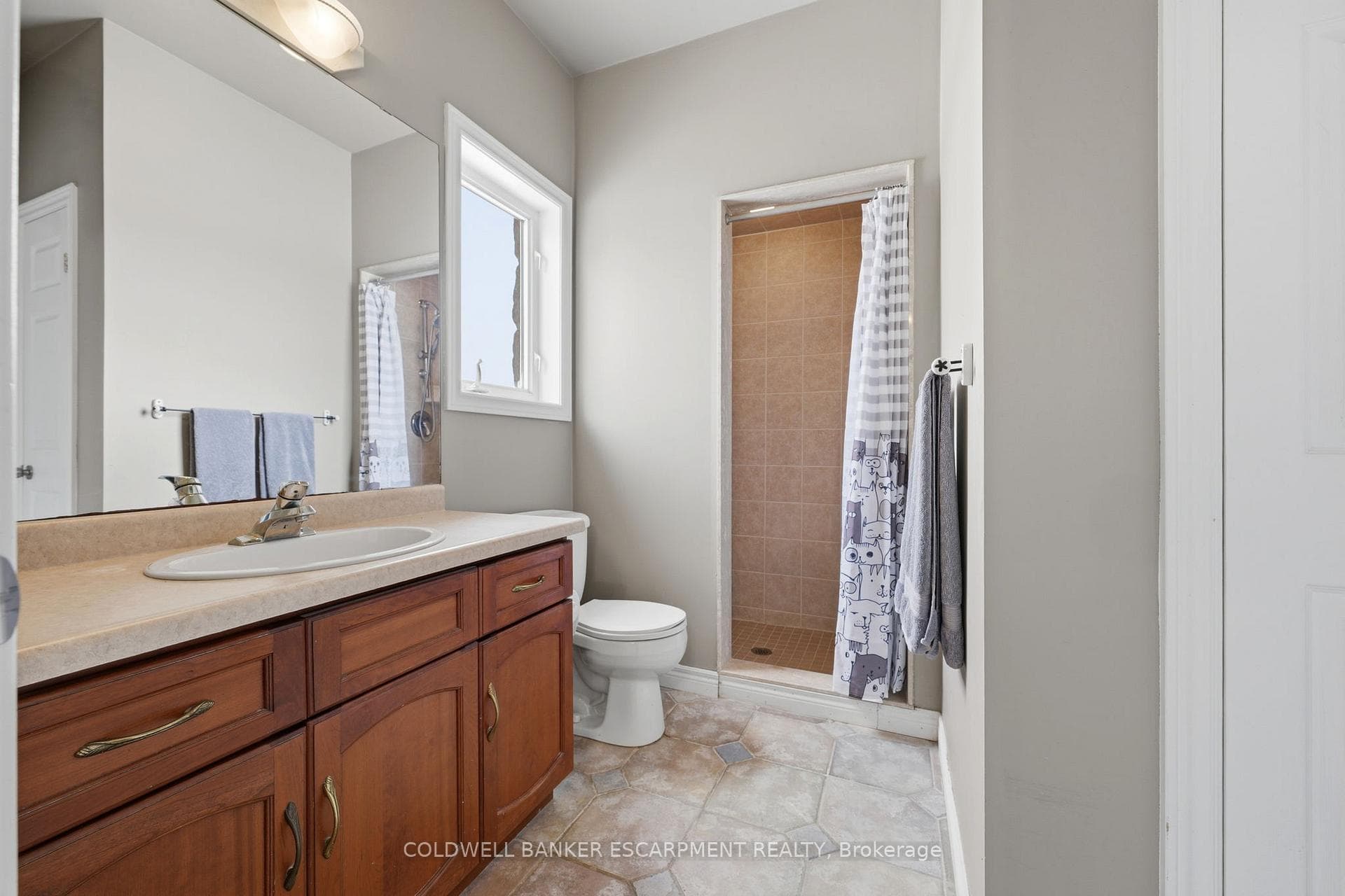 Jack and Jill bathroom between 2 of the bedrooms