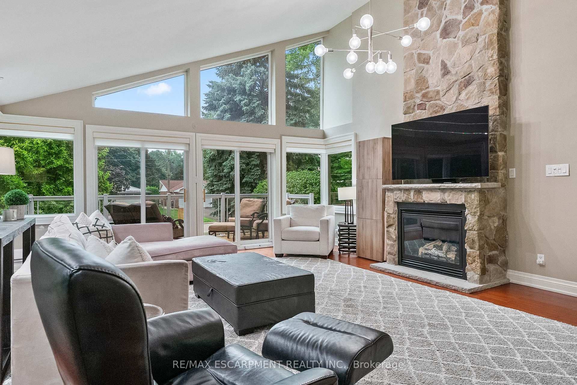 615 VANESSA Crescent photo 7