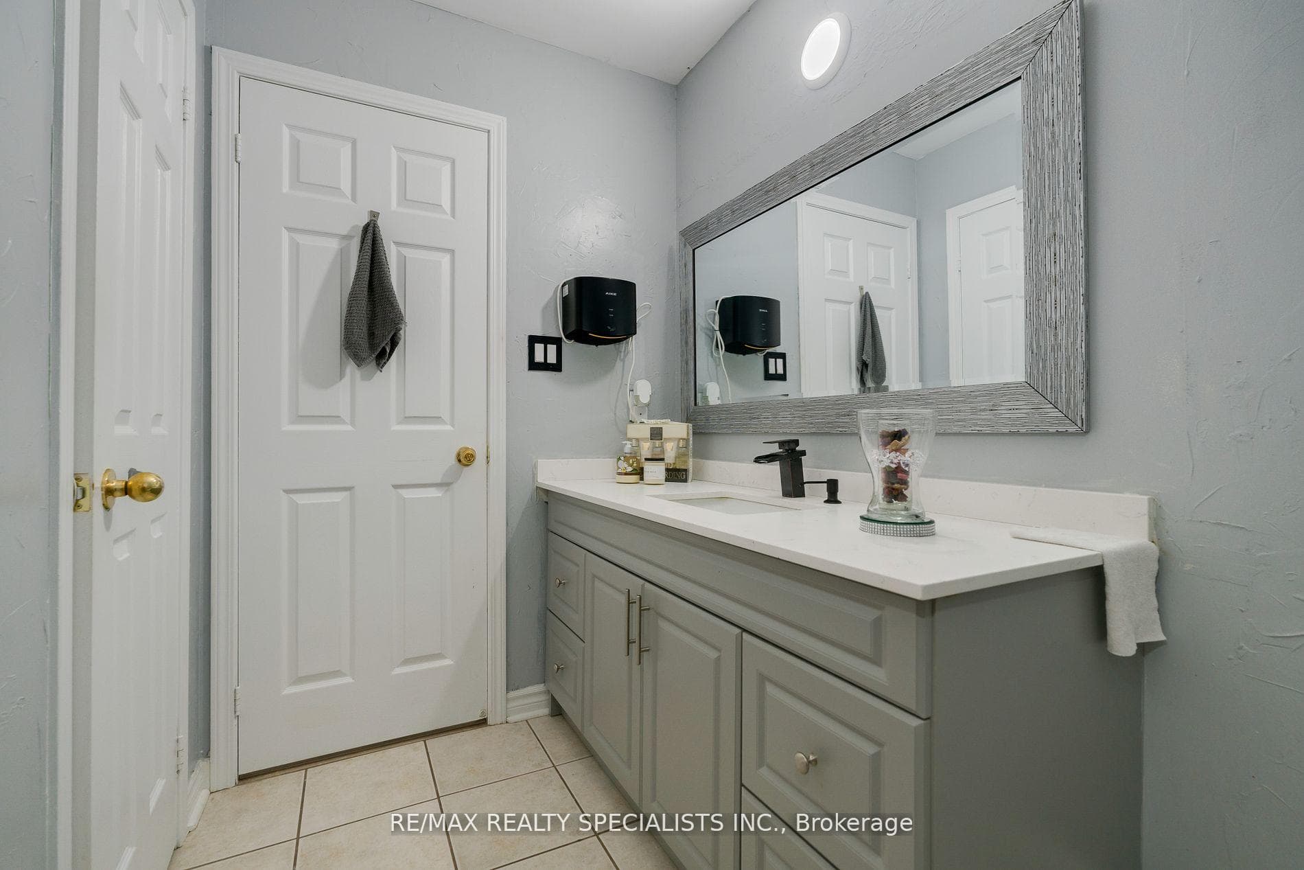 1609 AVONMORE Square photo 20
