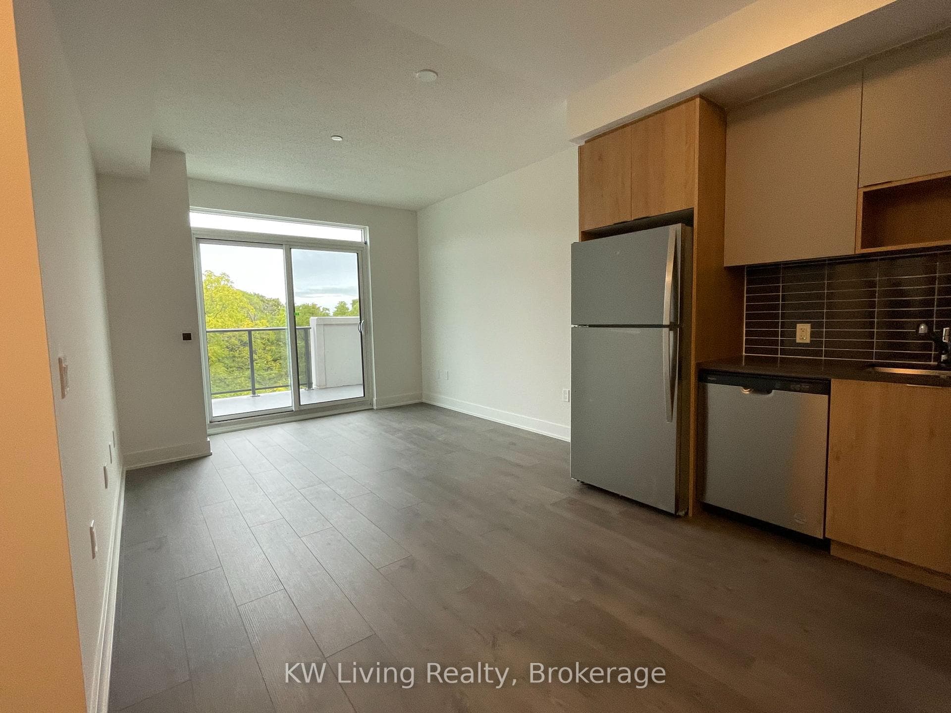 202 Burnhamthorpe Road Unit 323 photo 6