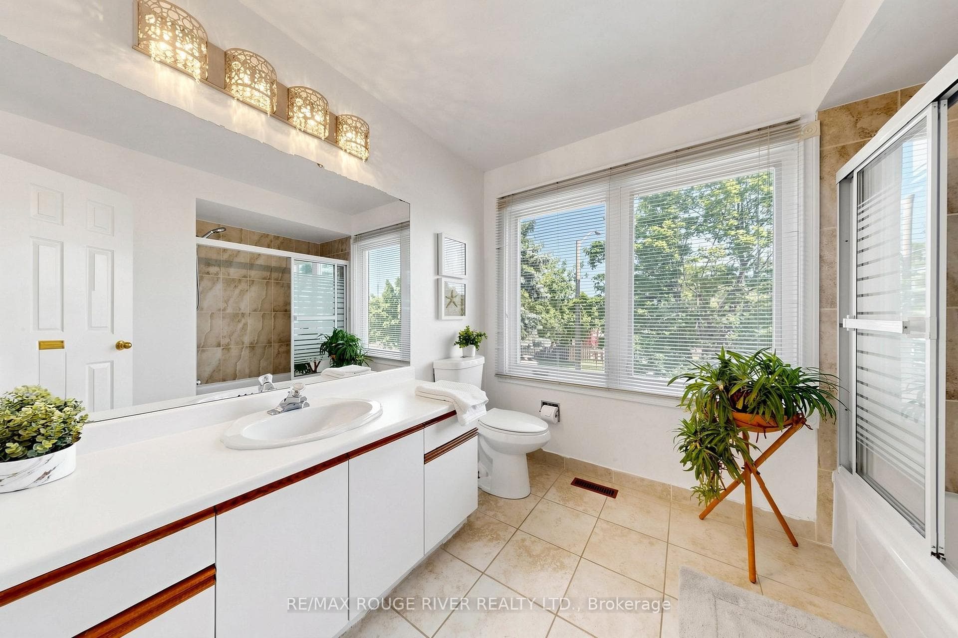 4pc main bathroom