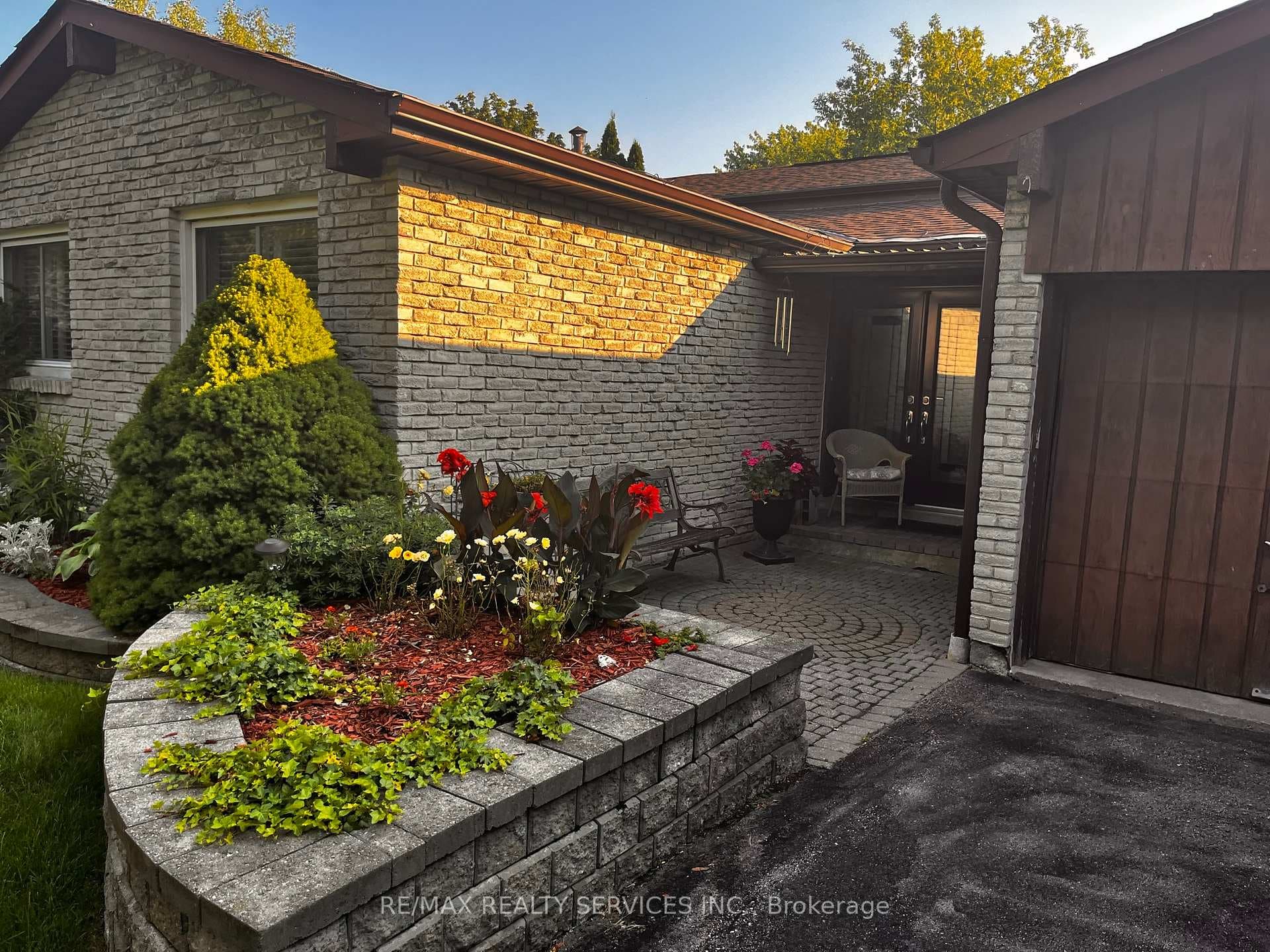322 Kingsview Drive photo 3