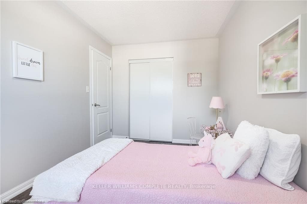 69 Hepworth Crescent photo 17