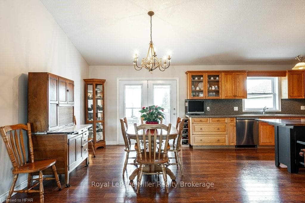 4433 HOLMES Drive photo 9