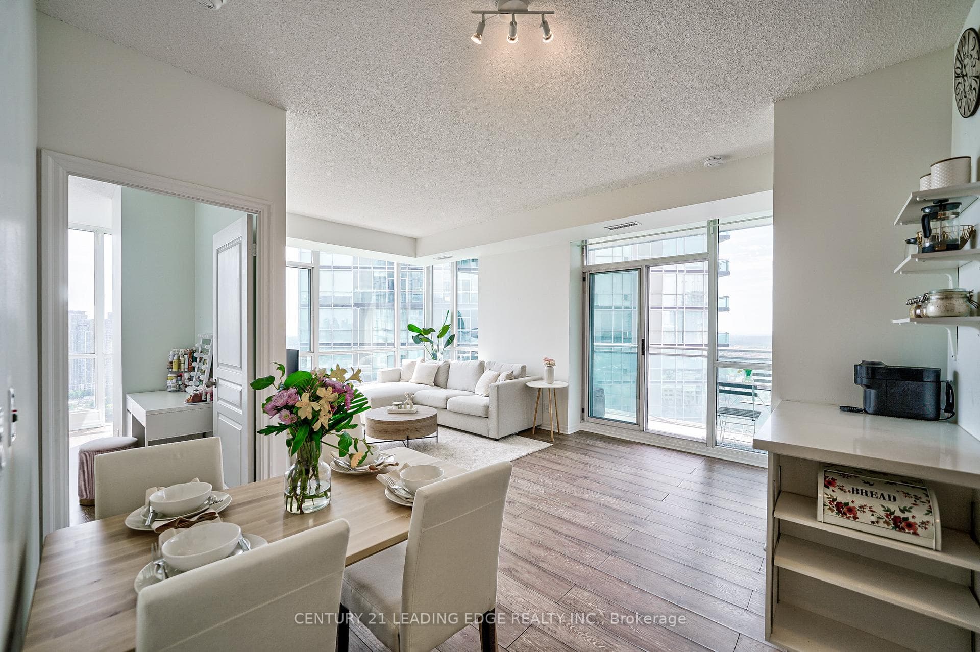 220 Burnhamthorpe Road Unit 2604 photo 7