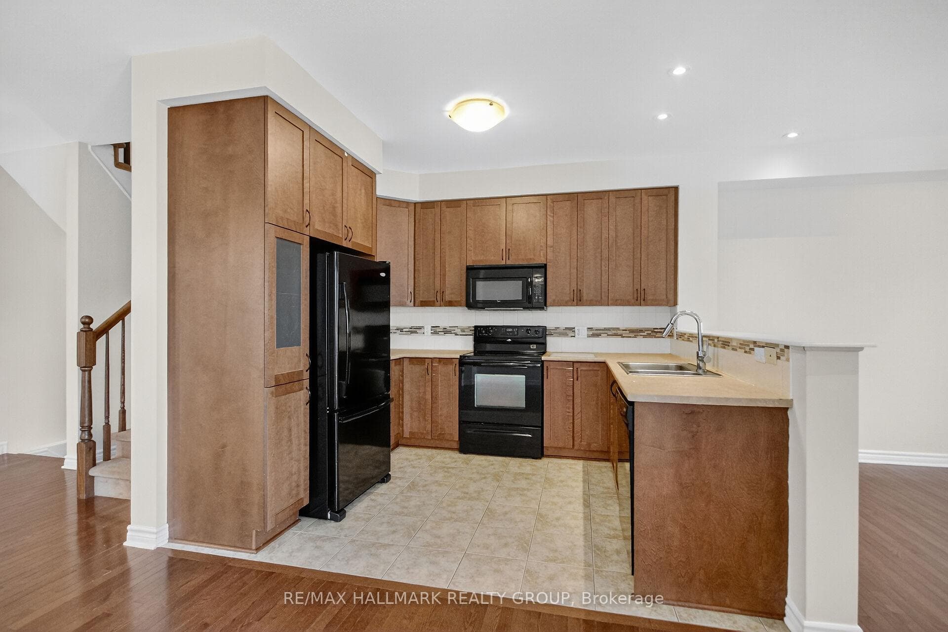 272 Broxburn Crescent photo 9