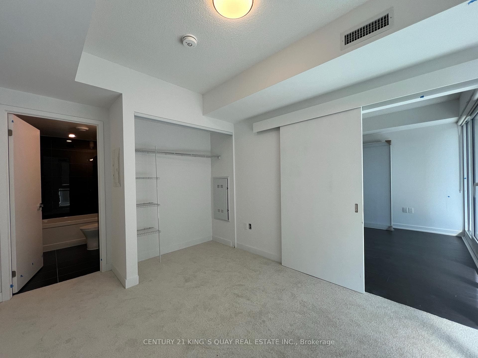 230 Simcoe Street Unit 929 photo 3