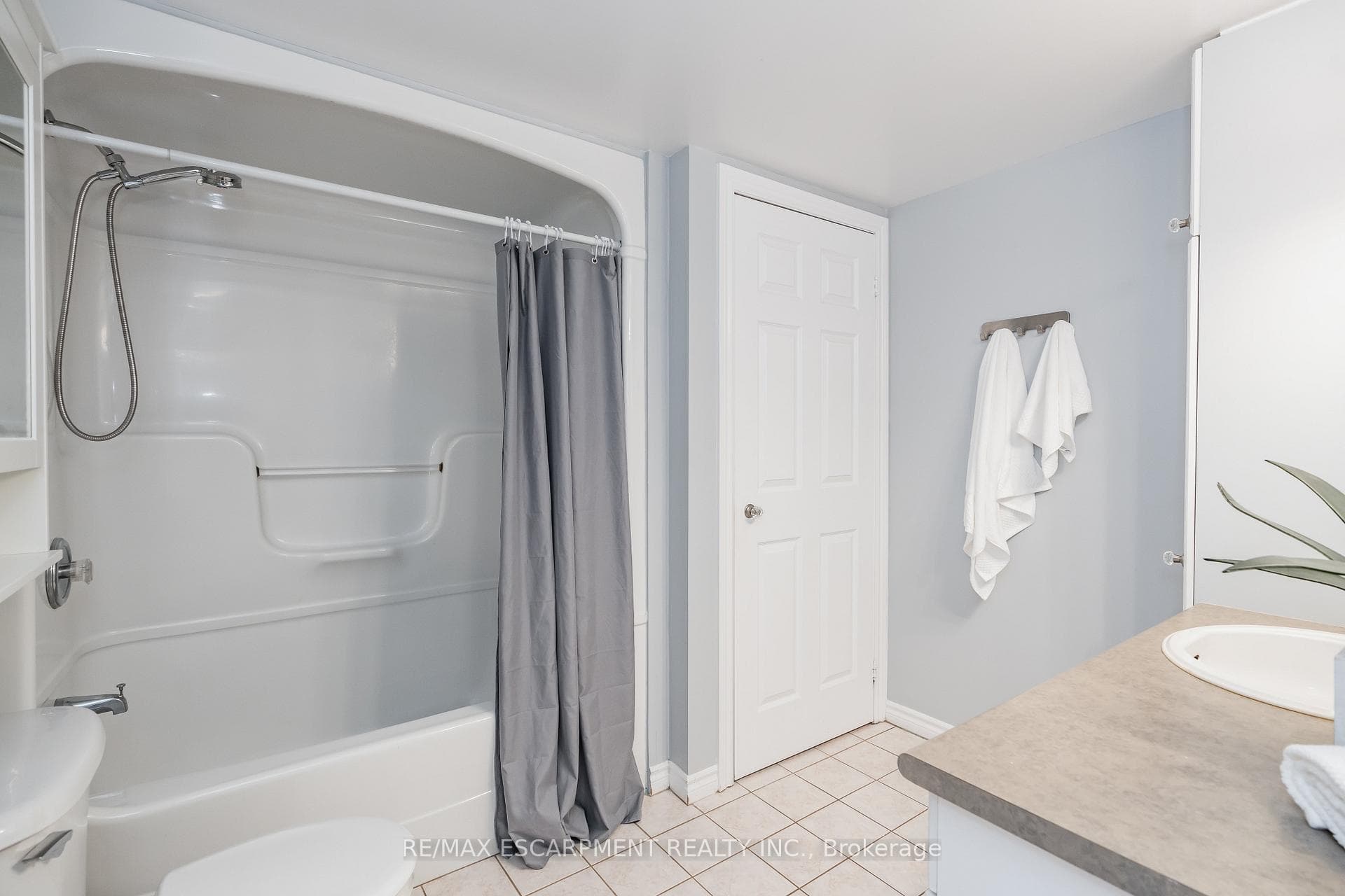 1441 Walkers Line Unit 305 photo 10