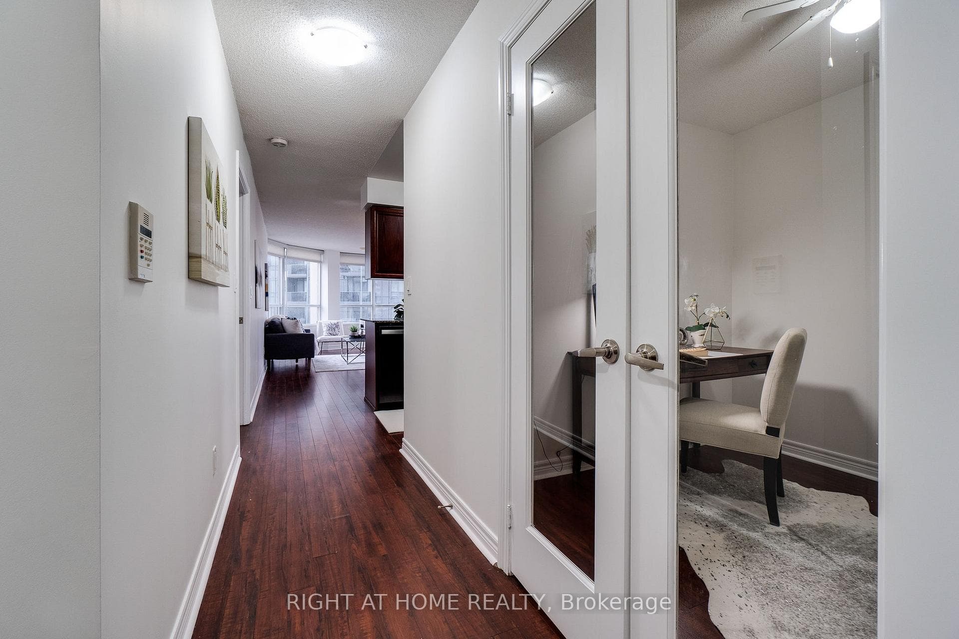 310 Burnhamthorpe Road Unit 1713 photo 7