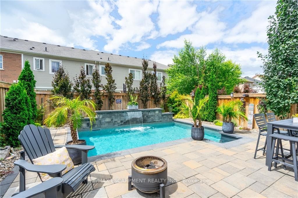 304 Fellowes Crescent photo 1