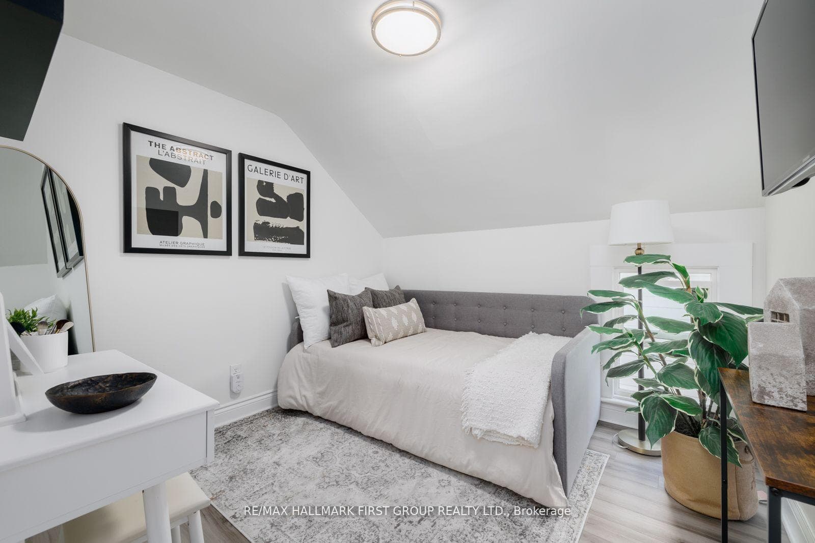 890 Robson Street photo 25