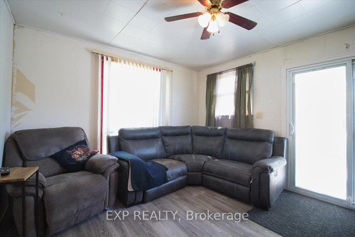 252 Queen Street photo 10