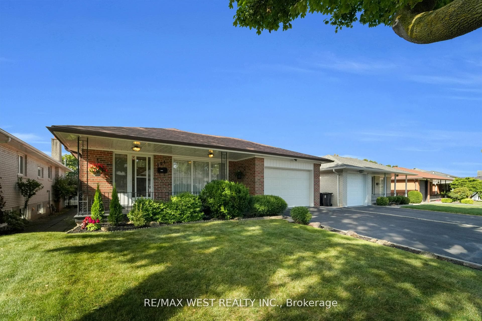 304 La Rose Avenue photo 1