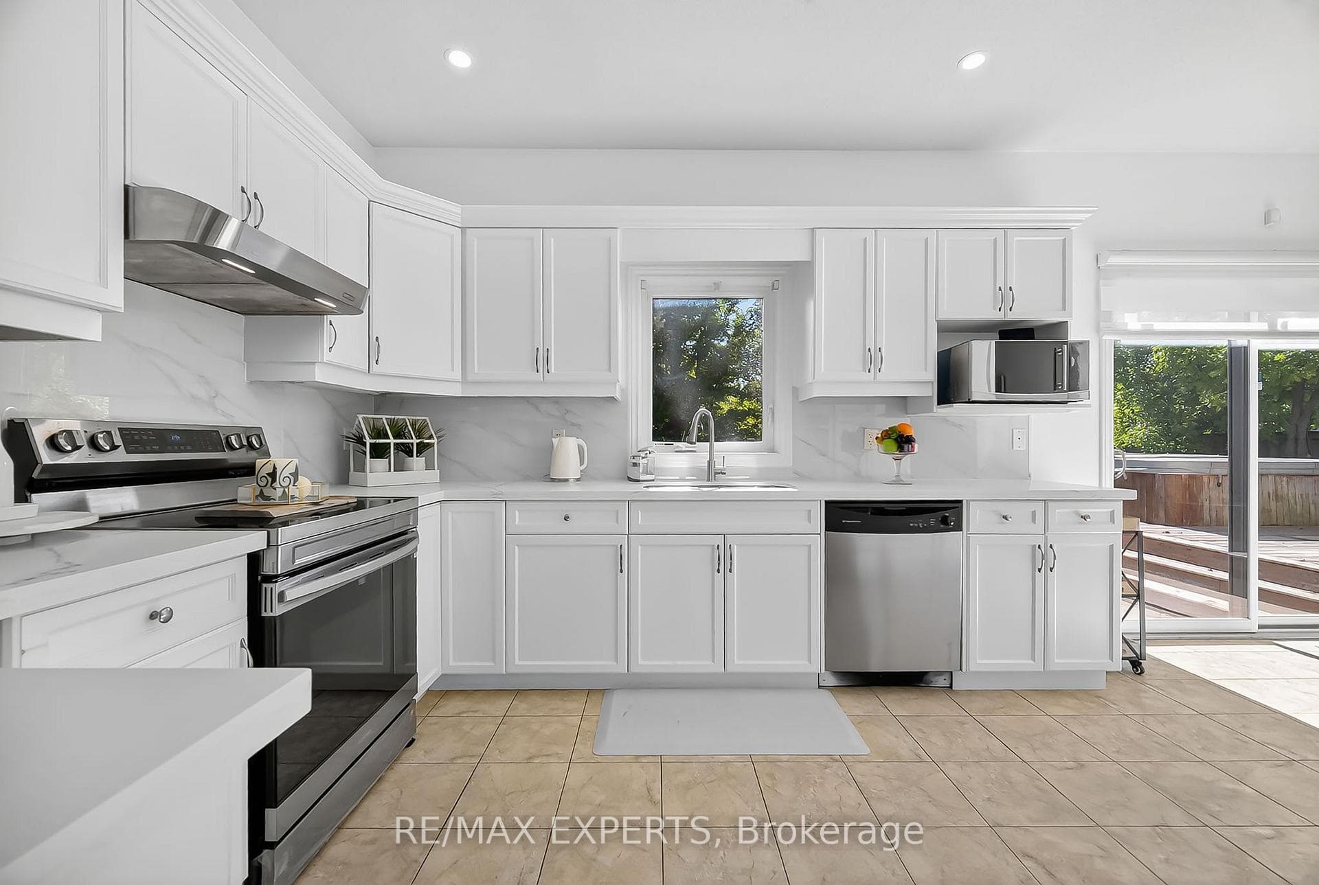 936 Talisman Crescent photo 9