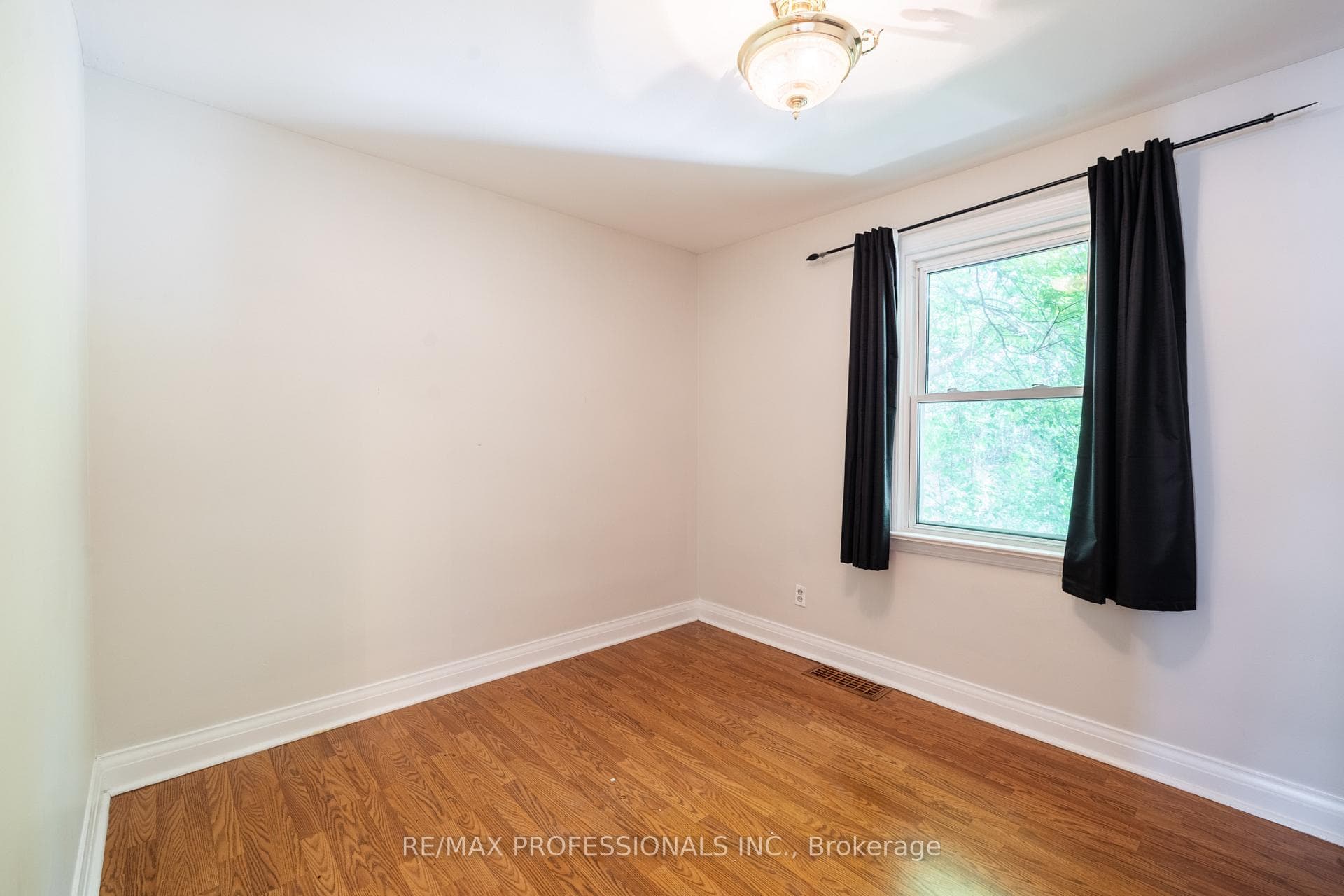 1045 Helena Street photo 18