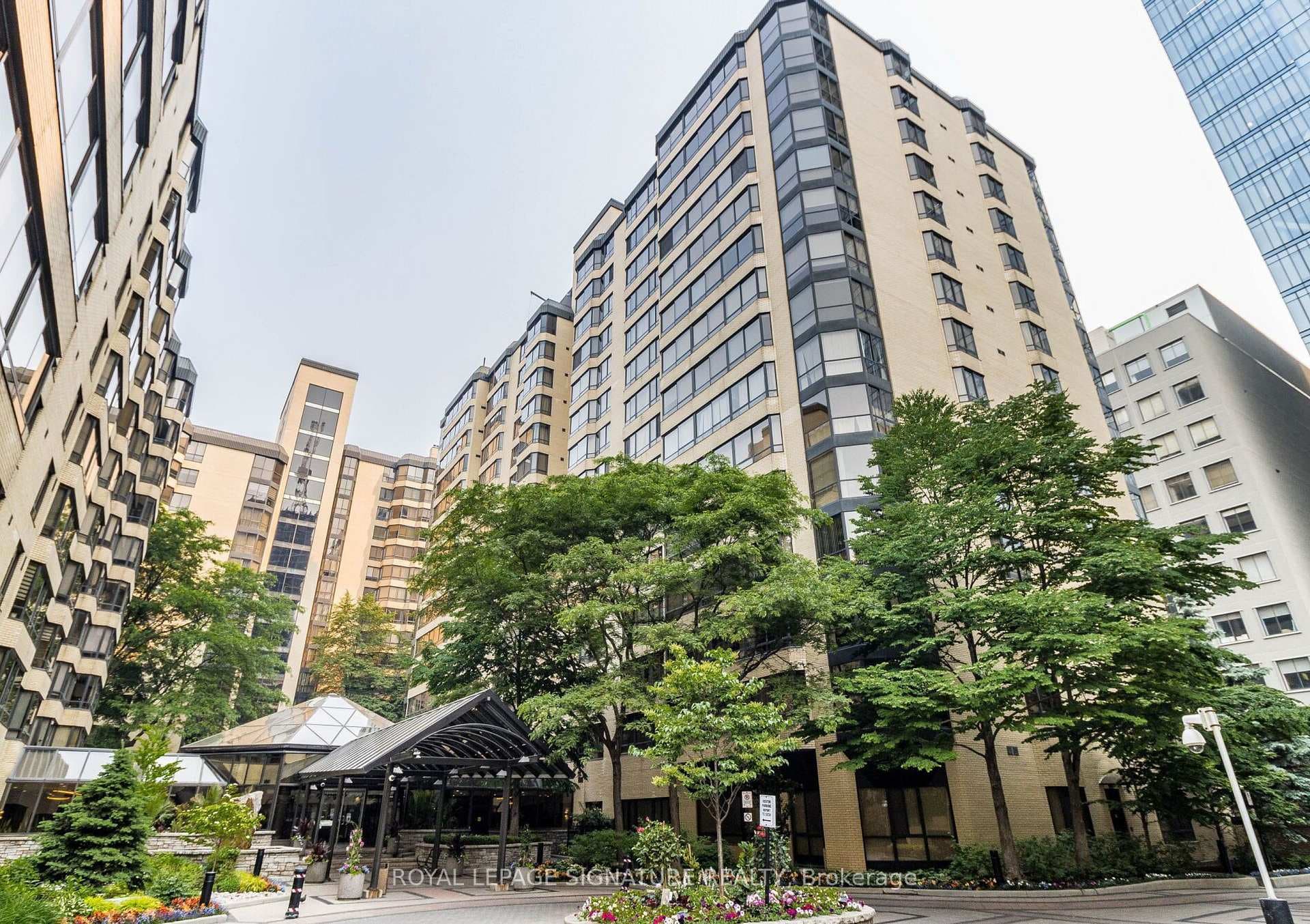 280 Simcoe Street Unit 1404 photo 1