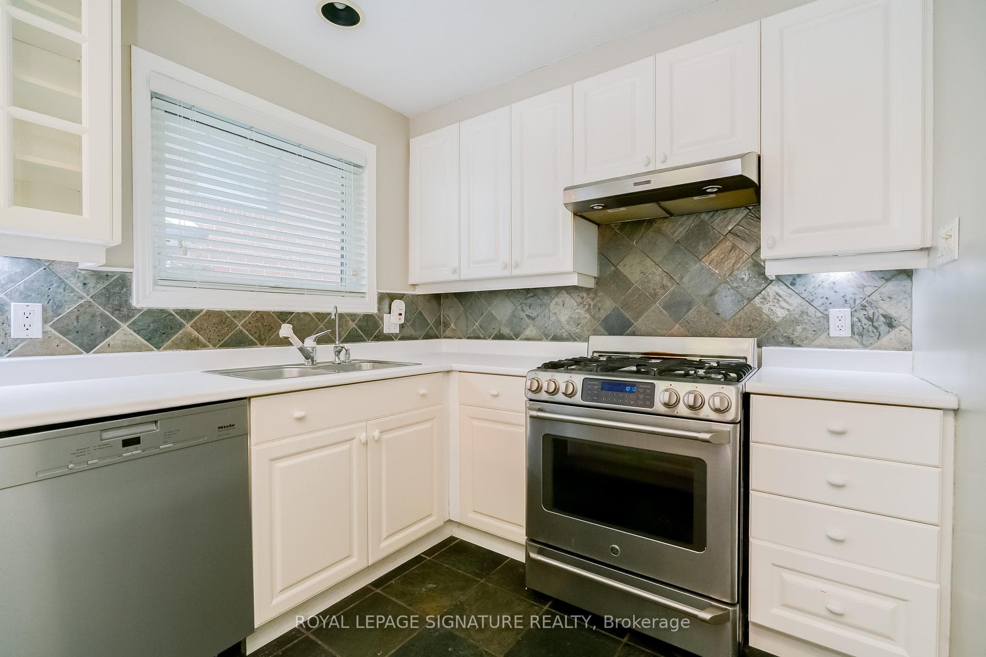 2 Millgate Crescent photo 10
