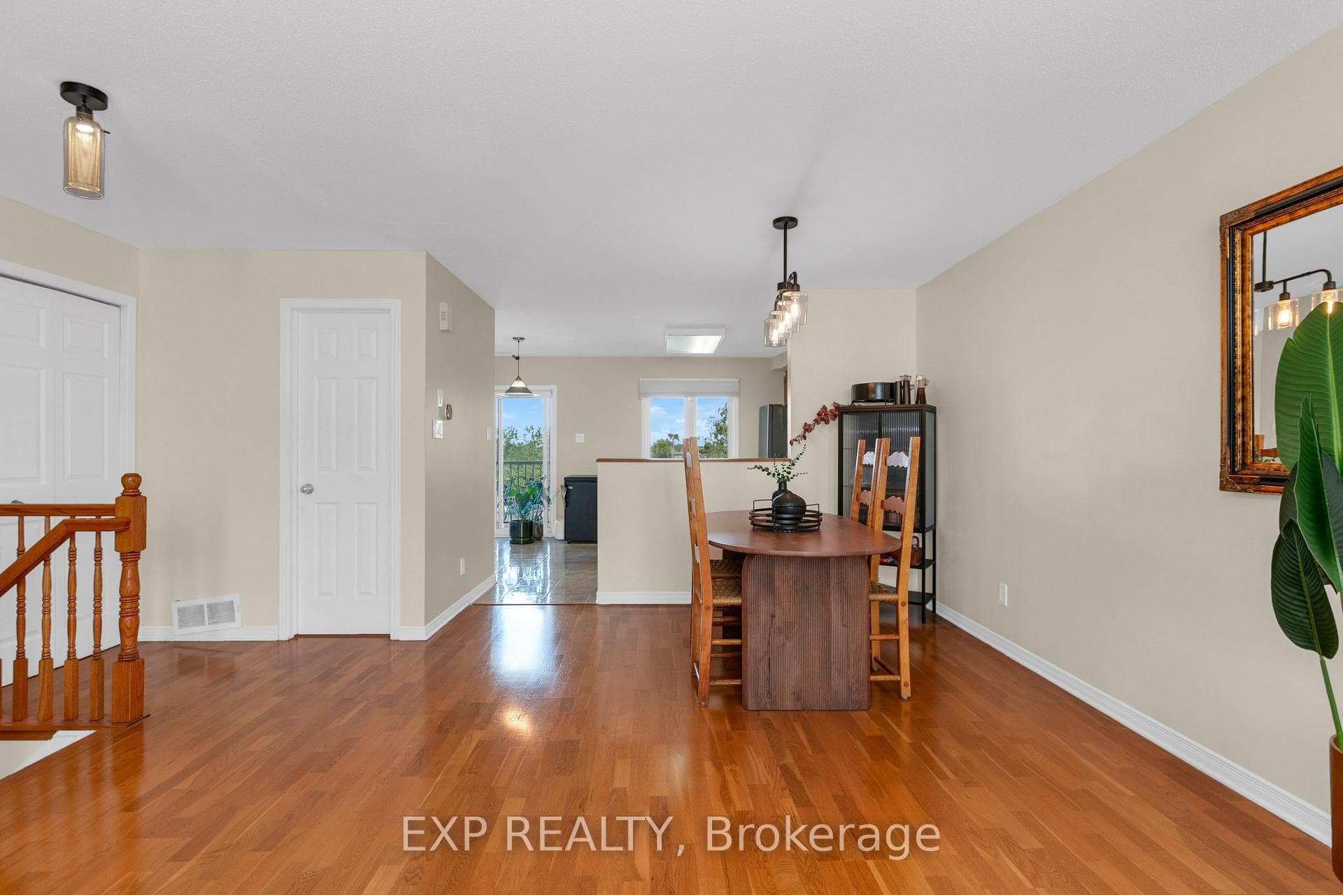 555 REARDON Private photo 17