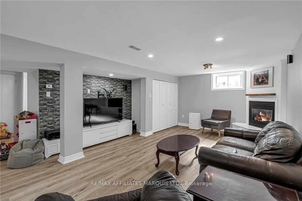1103 QUEEN Street photo 25