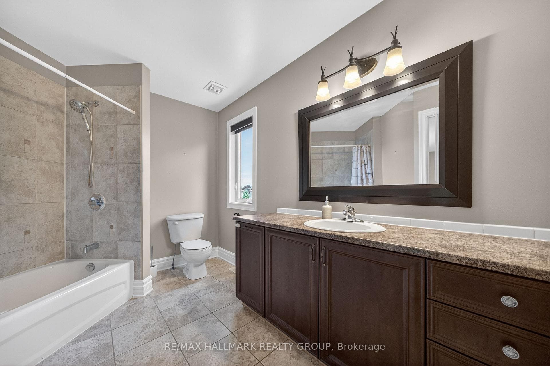 2030 Cherington Crescent photo 32