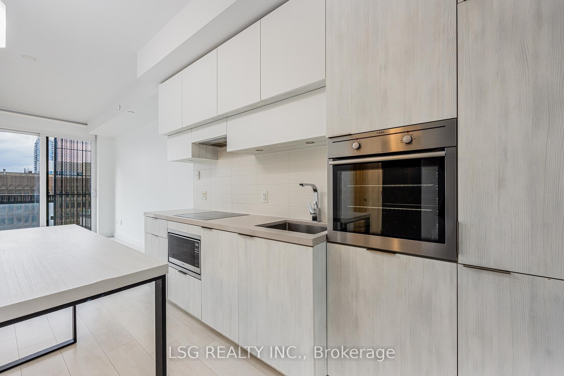 8 Eglinton Avenue Unit 706 photo 7