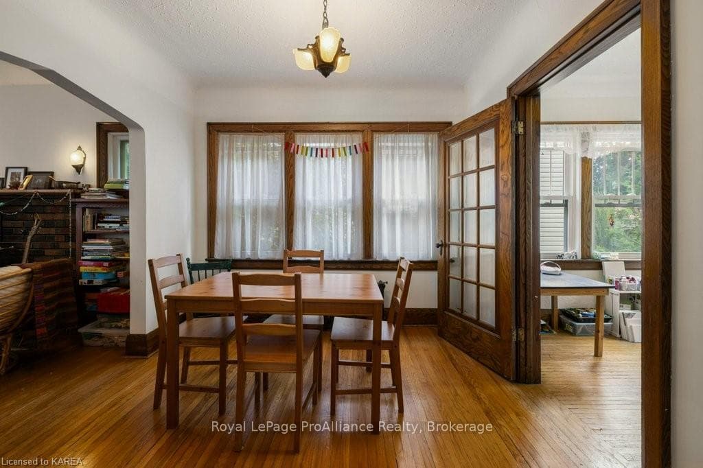 120 DUNDAS Street photo 13