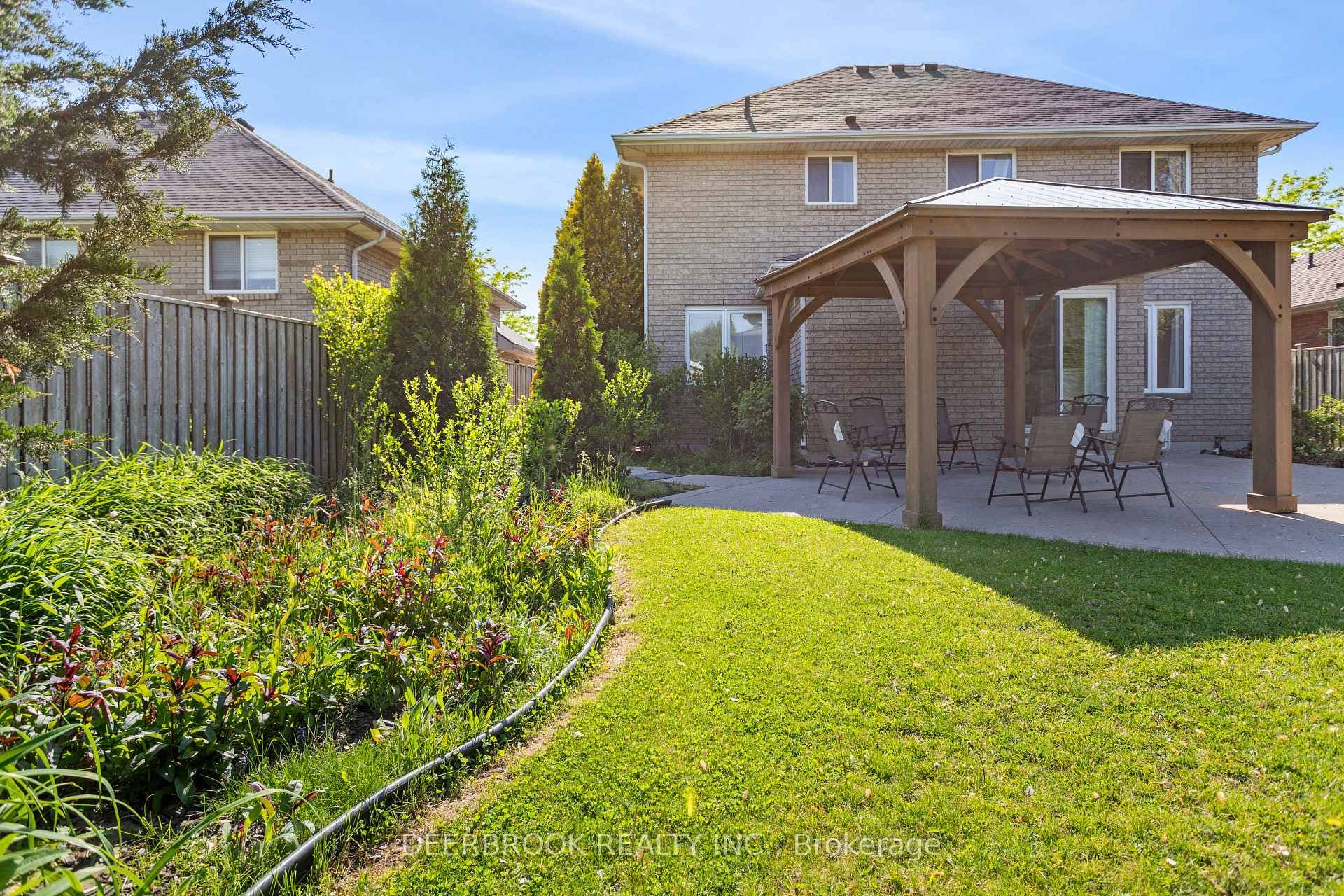 1054 TREVERTON Crescent photo 39