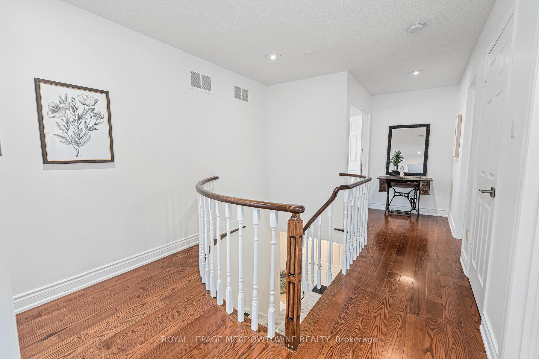 1056 Grandeur Crescent photo 16