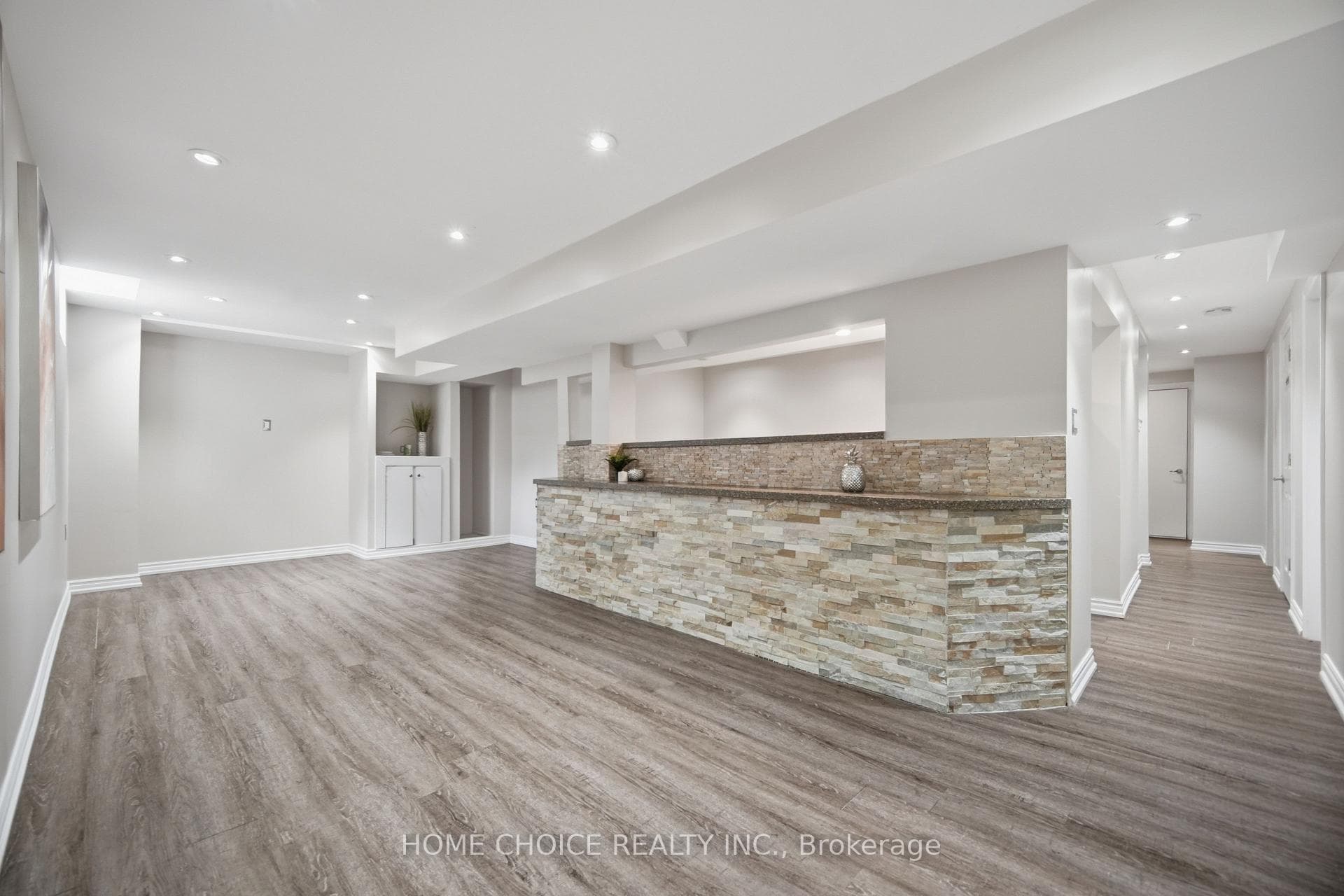 670 Dolby Crescent photo 39