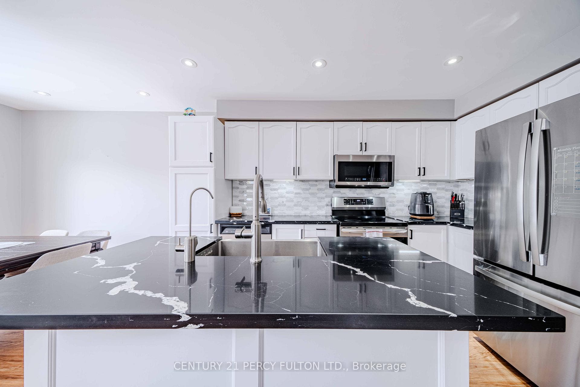 1276 Ashgrove Cres- kitchen