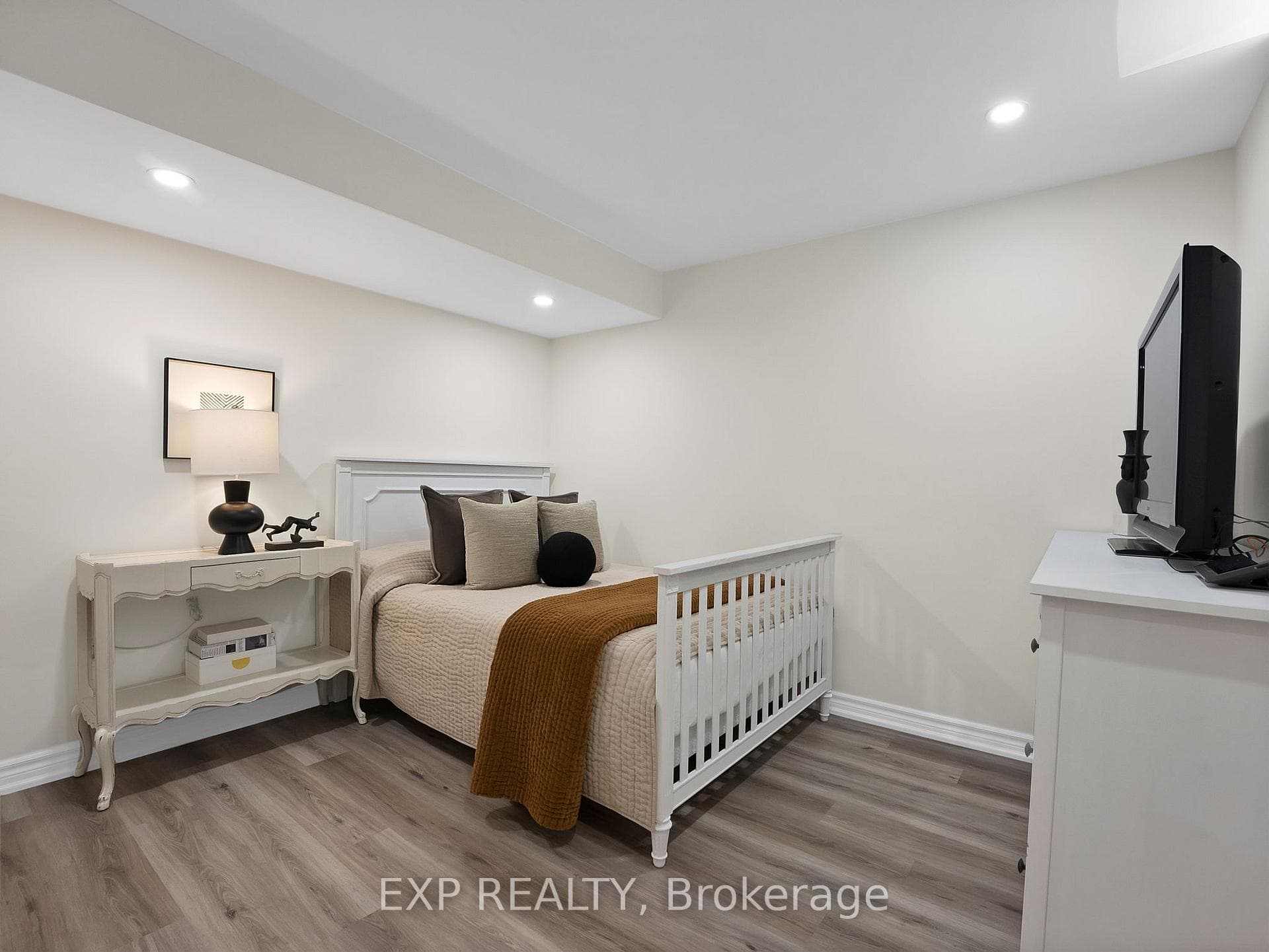 51 Living Crescent photo 43