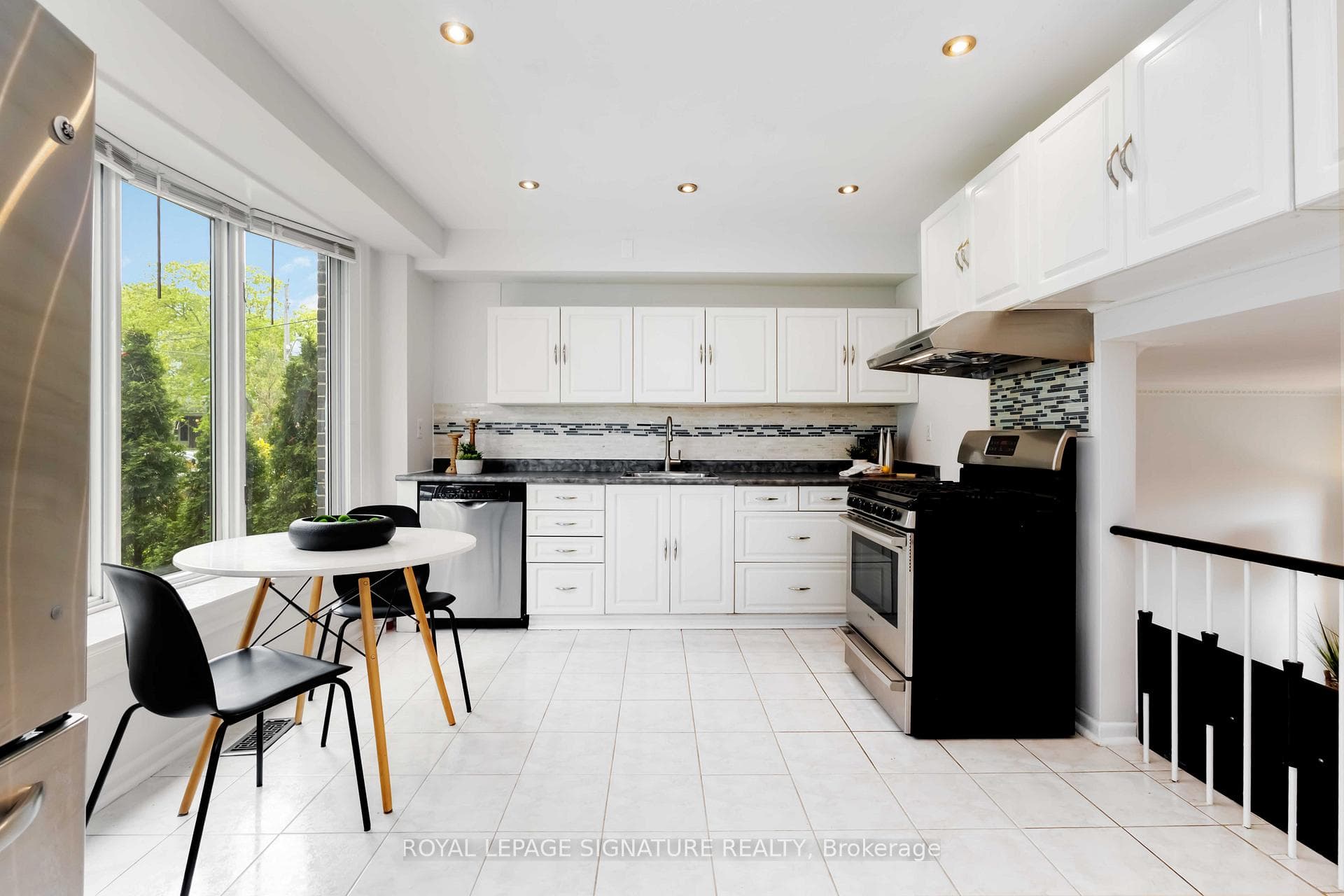 124 Marbury Crescent photo 9