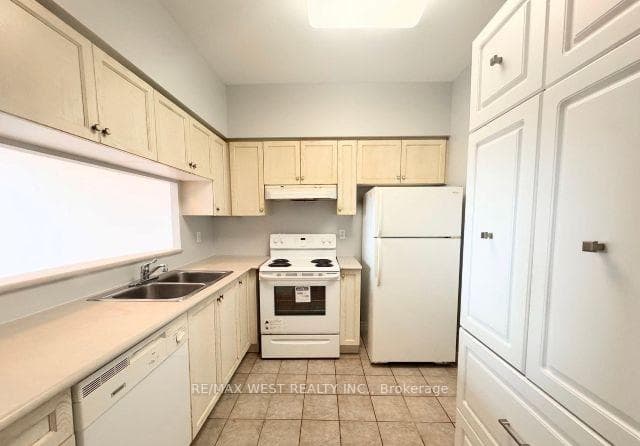 1700 Eglinton Avenue Unit PH7 photo 3