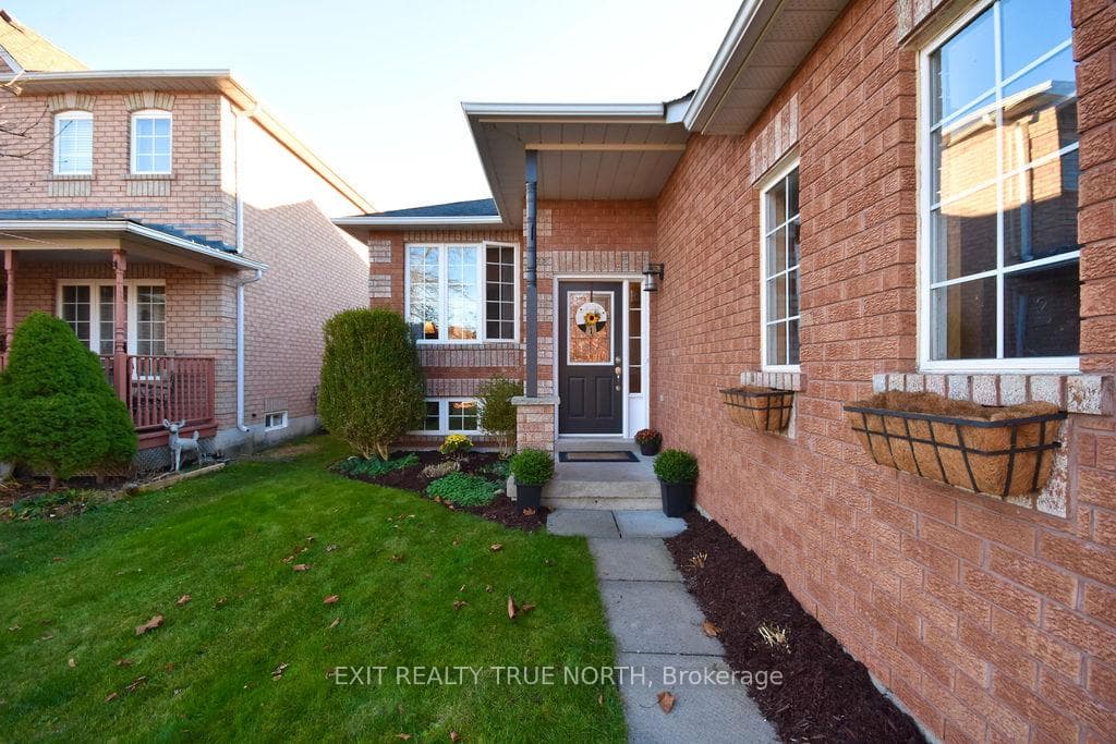 1321 Vincent Crescent photo 2