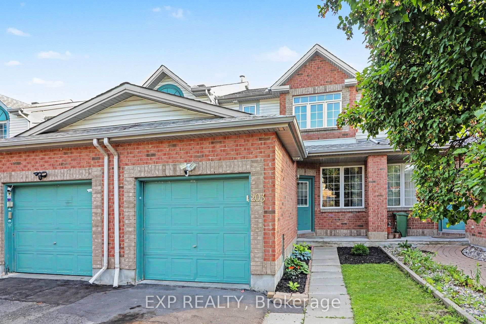 203 Duntroon Circle photo 2