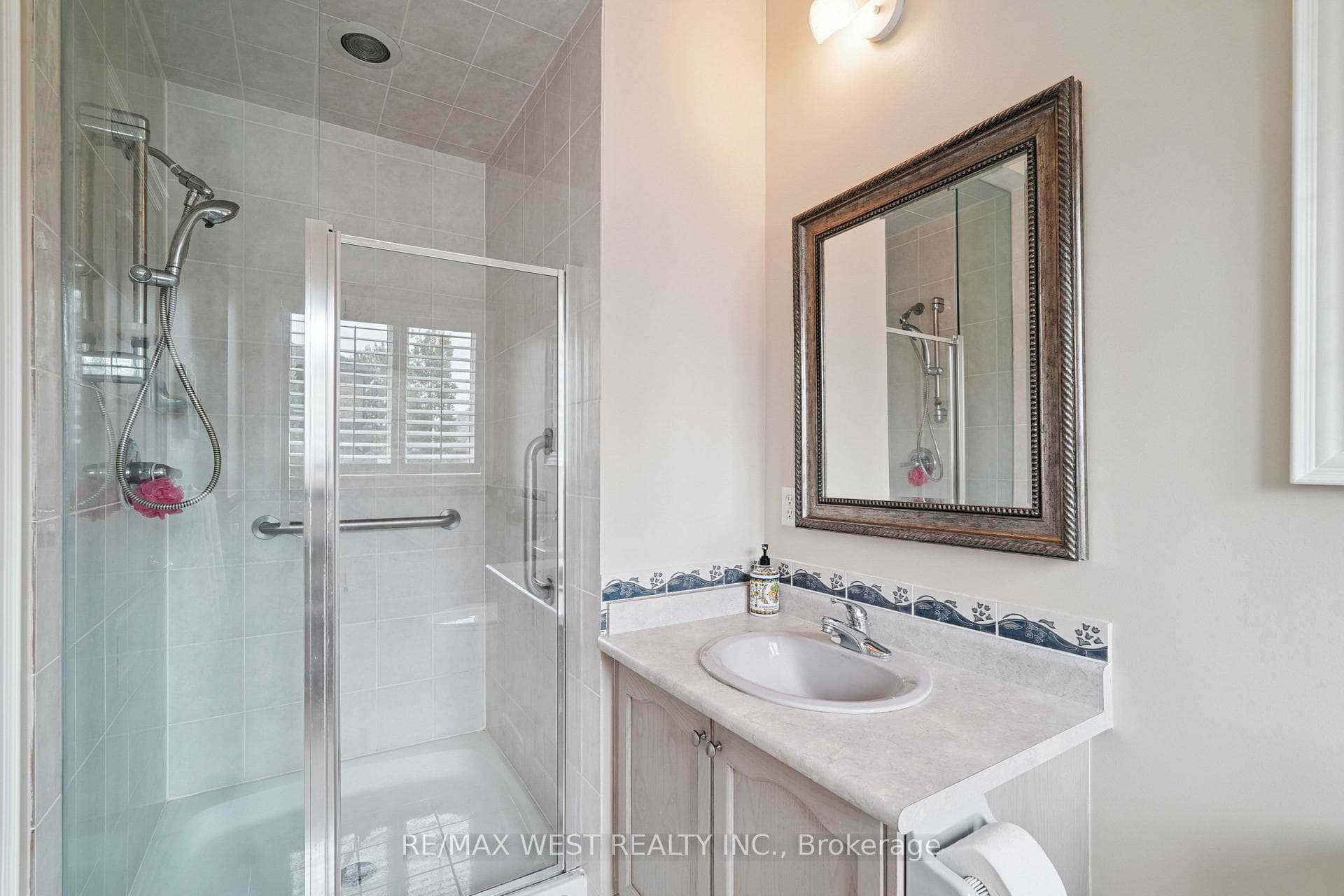 133 Cupola Crescent photo 8