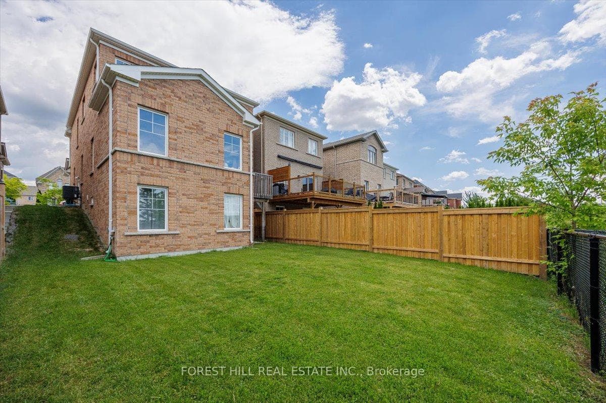 187 Armstrong Crescent photo 33