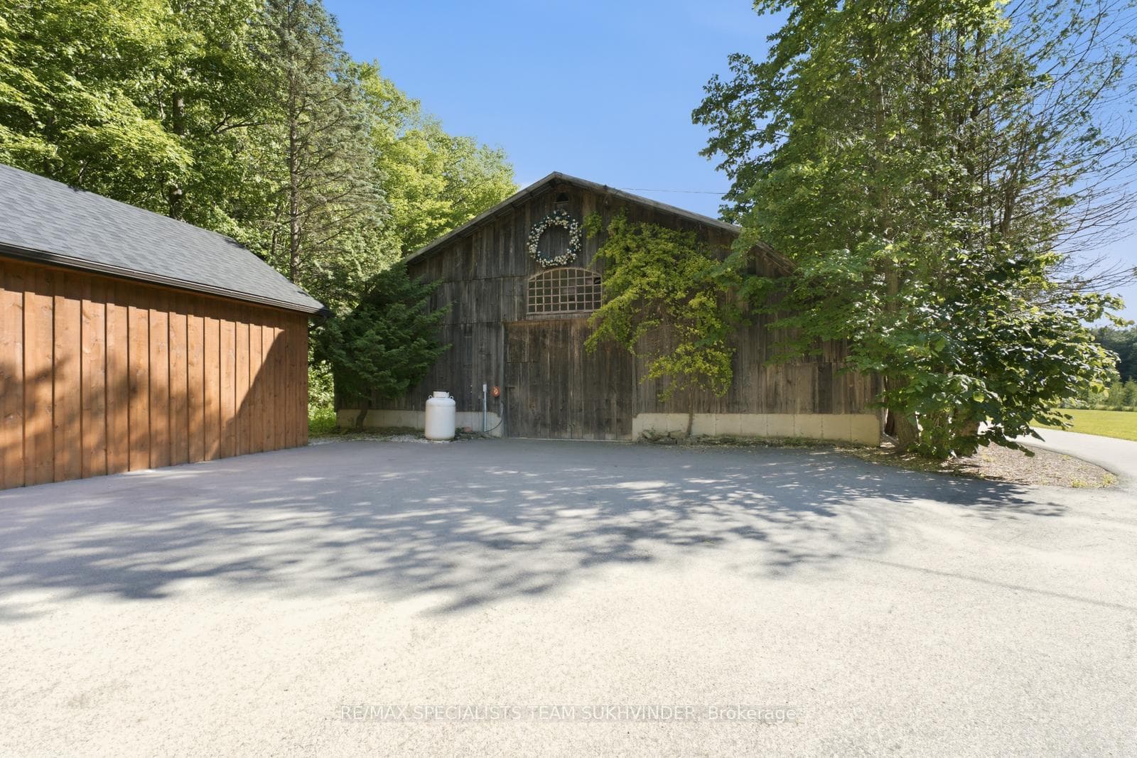 50ft x 100ft Barn With Hydro