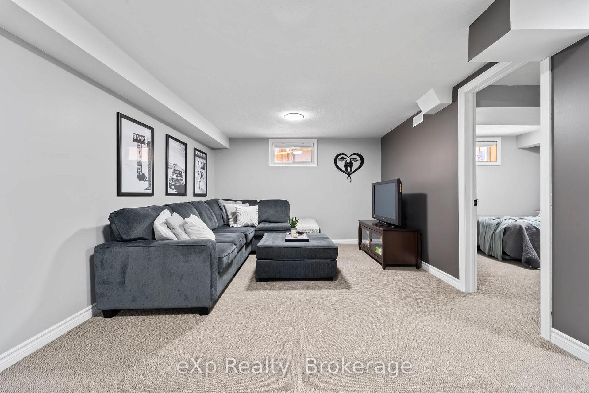 470 QUEEN Street photo 21