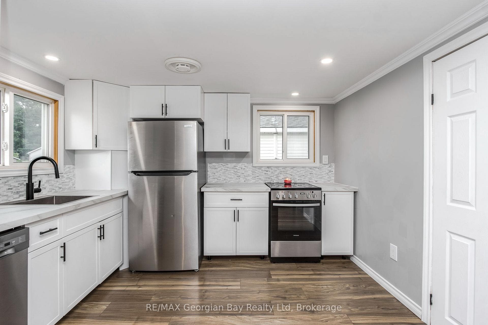 350 McNicoll Street photo 7