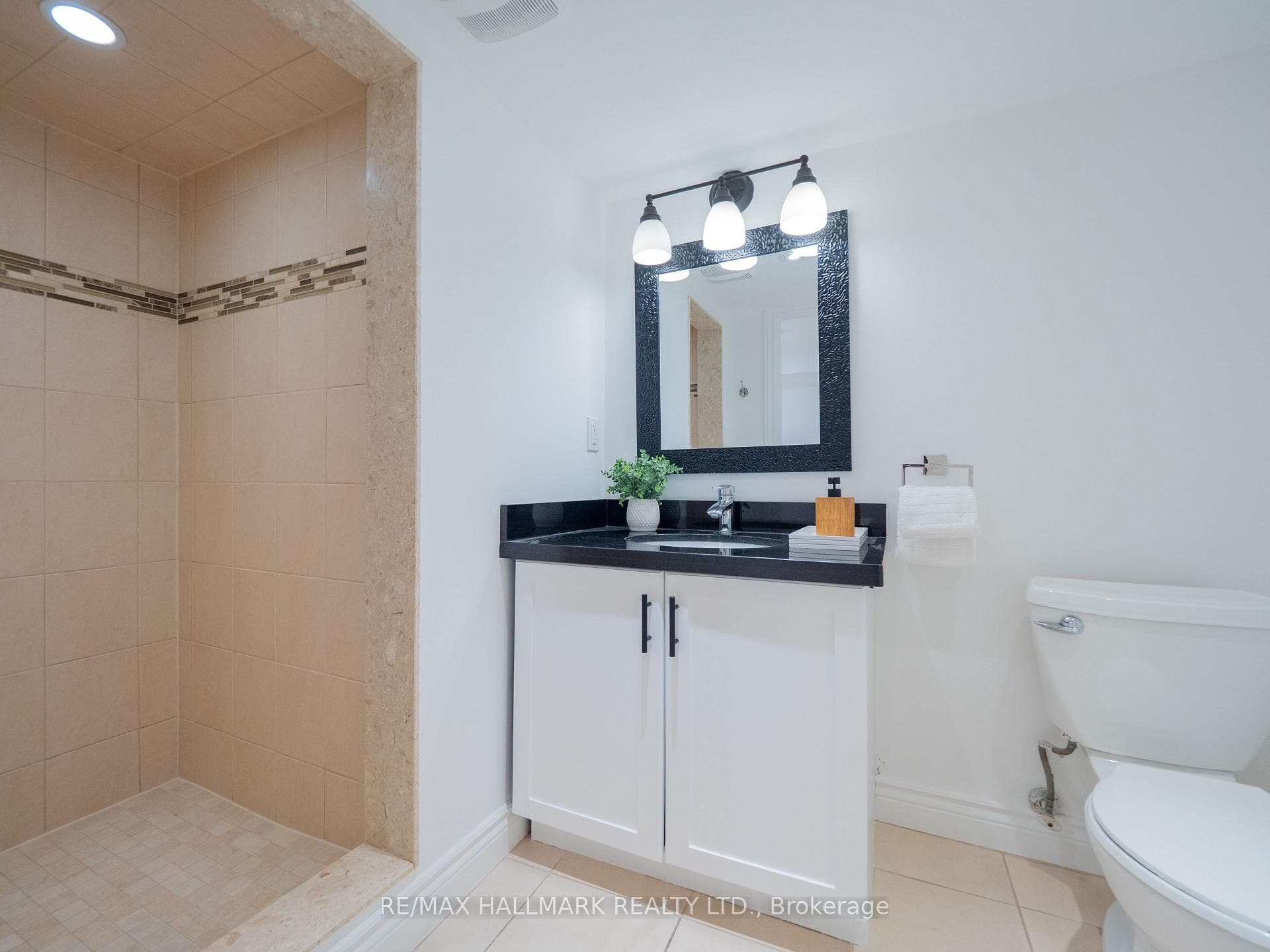 65 Hampton Avenue photo 43