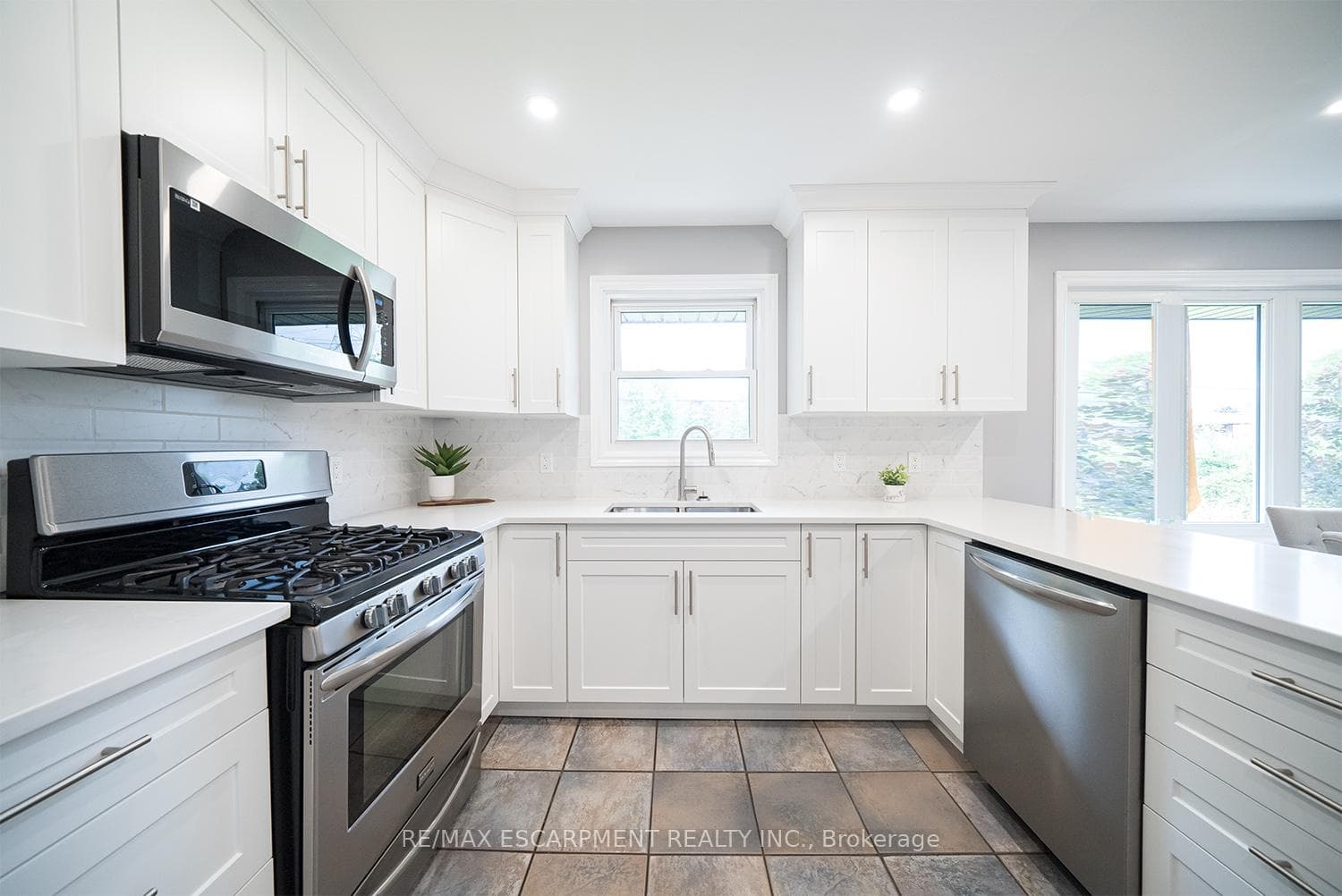445 Powerline Road photo 12
