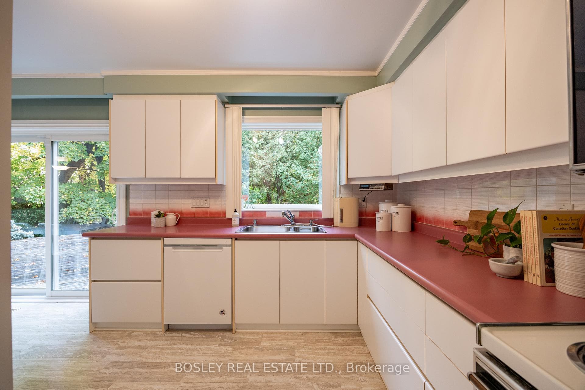 195 Upper Canada Drive photo 16