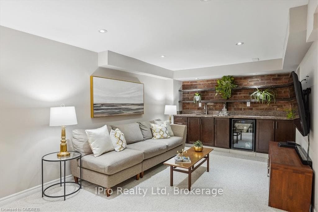 1493 QUEENSBURY Crescent photo 22