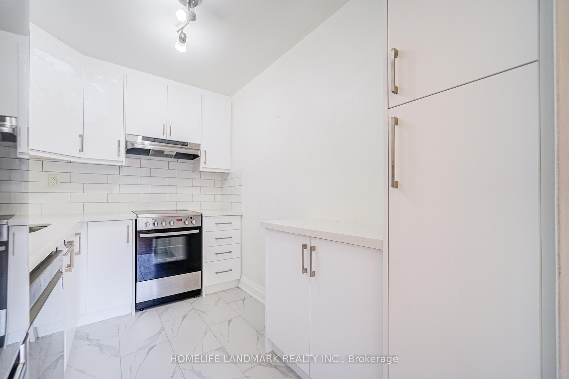 160 The Donway N/A Unit 105 photo 9
