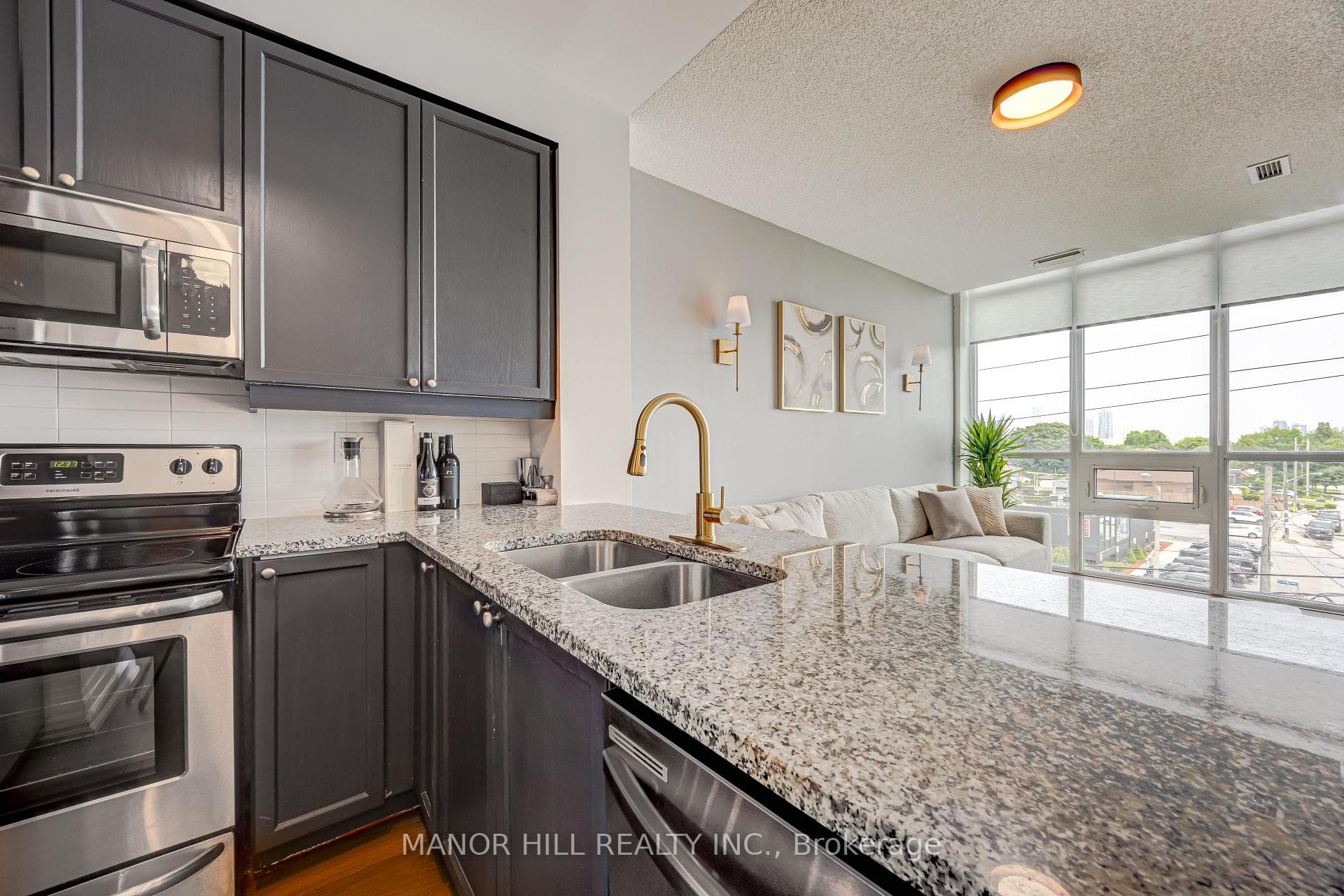 1185 The Queensway N/A Unit 409 photo 5