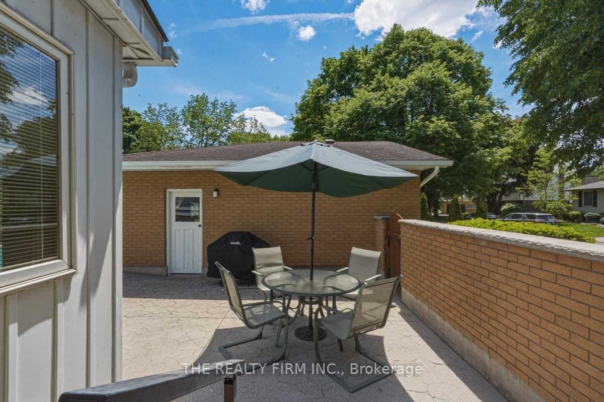 52 Maxwell Crescent photo 34