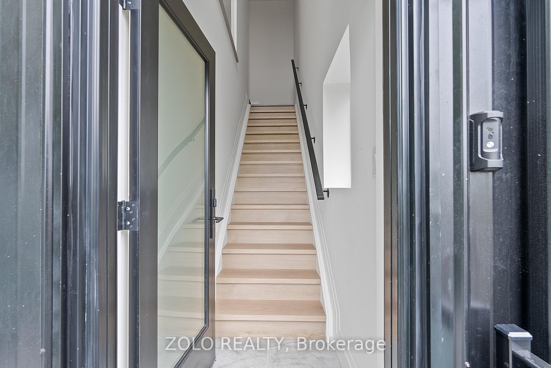 1556 Davenport Road Unit Upper photo 6