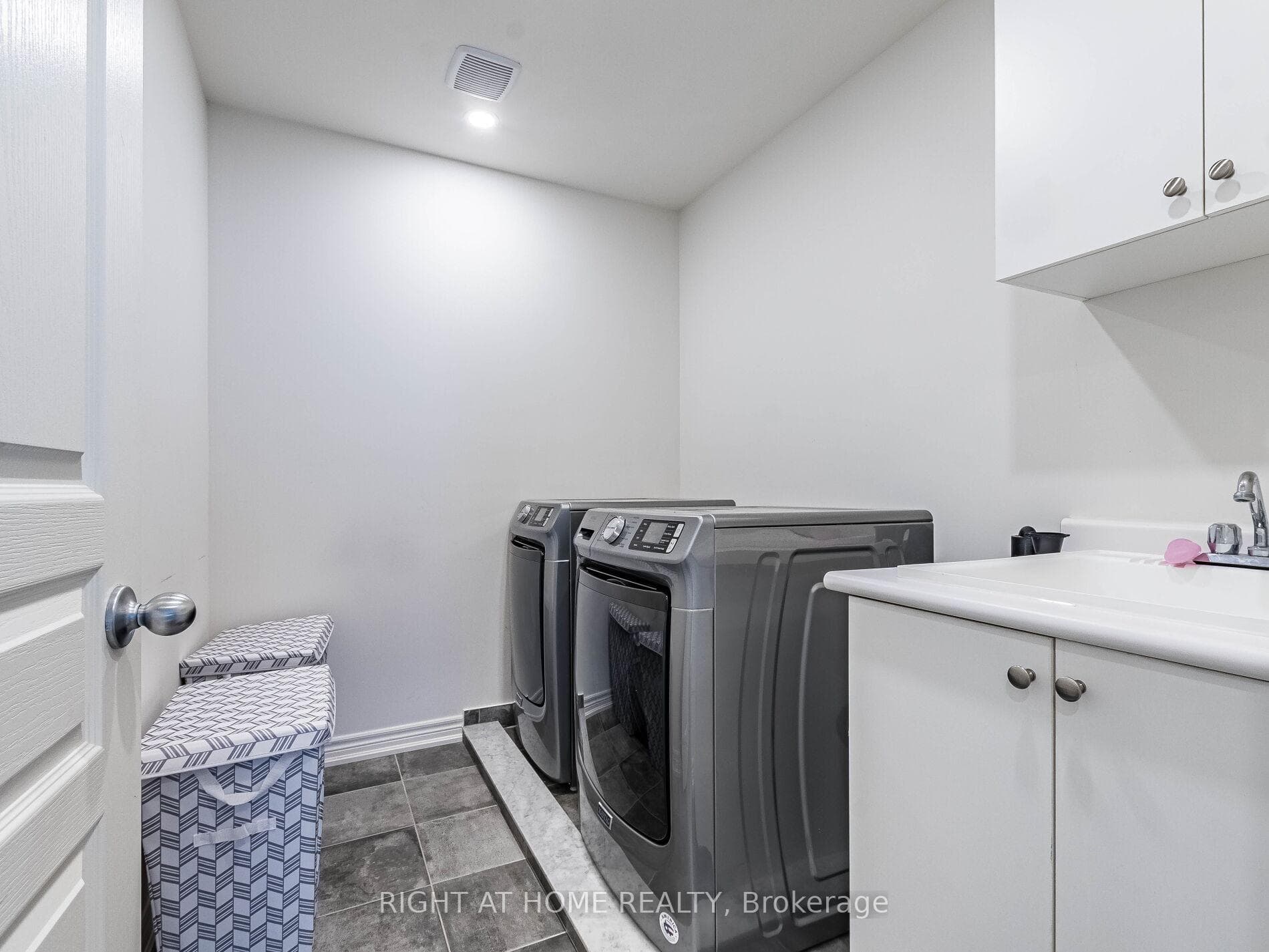 115 Holbrook Court photo 11