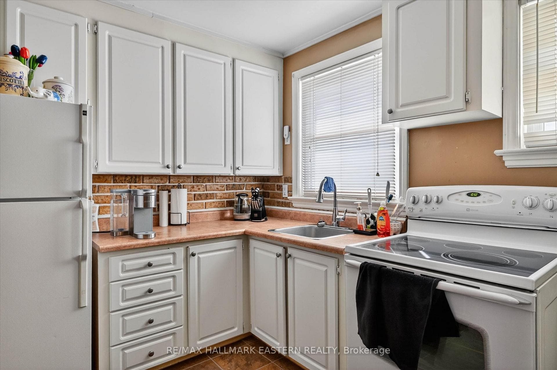 561 SPRUCE Avenue photo 9